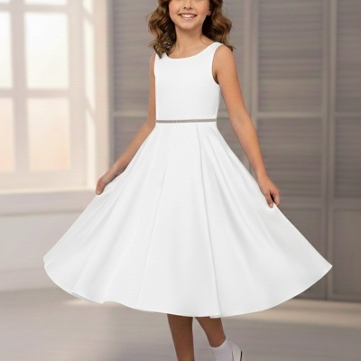 Vestido branco de menina com saia rodada e fita prateada na cintura usado por criança