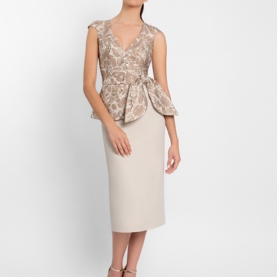 Vestido bege com parte superior estampada e saia lisa, mulher em fundo branco