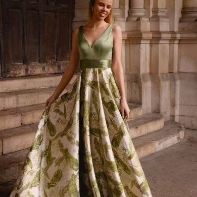 Vestido comprido verde com padrões de folhas verdes e branca, corpete acetinado