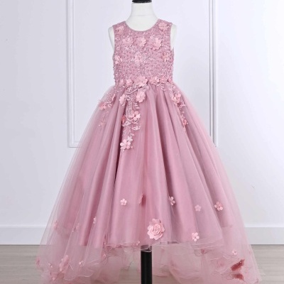 Vestido rosa de criança com flores bordadas em manequim