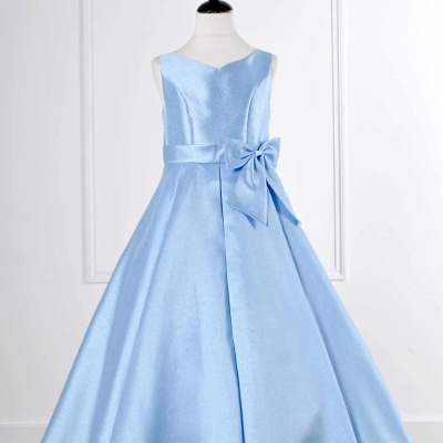 Vestido azul claro acetinado de menina com laço na cintura