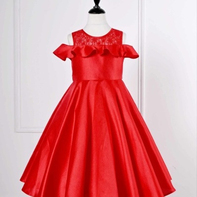 Vestido infantil vermelho com corpete em renda e saia rodadinha.