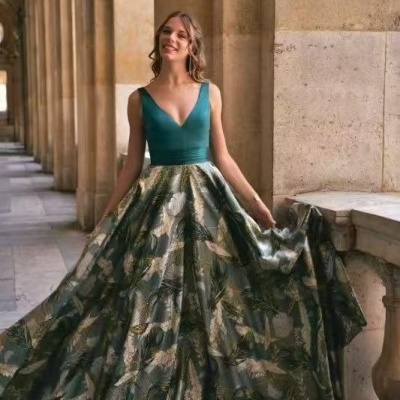 Vestido longo verde com saia floral e decote em V