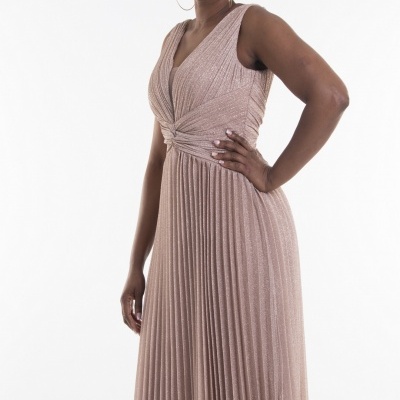 Vestido comprido rosa claro com brilho e pregas em mulher