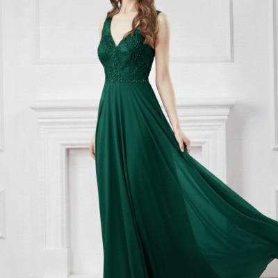 Mulher a usar vestido longo verde escuro bordado com decote em V e tecido fluído