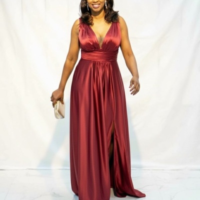 Vestido longo bordô acetinado com decote em V e fenda lateral