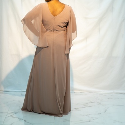 Vestido longo rosa claro com mangas amplas transparentes, vista de costas.