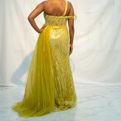 Vestido amarelo dourado longo e bordado com um ombro só