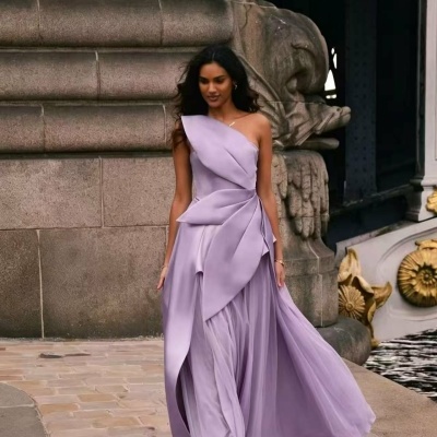 Vestido comprido lilás drapeado de um ombro só