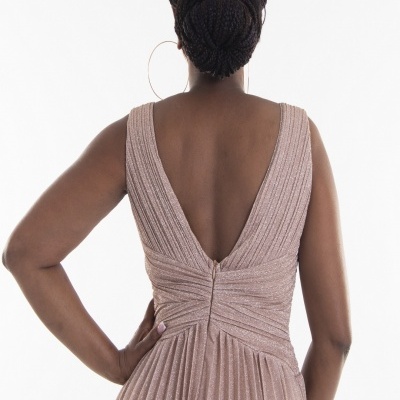 Vestido rosa cintilante plissado com decote em V visto de costas