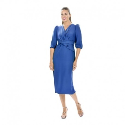 Vestido midi azul eléctrico com mangas bufantes usados por mulher