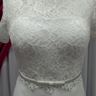 Vestido branco com renda floral e cinto fino com laço