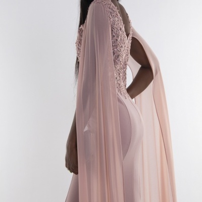 Vestido rosa claro com renda e mangas transparentes