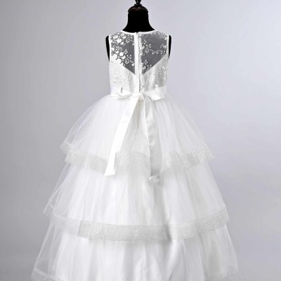 Vestido branco longo infantil com tule, renda e laço de cetim apresentado em manequim
