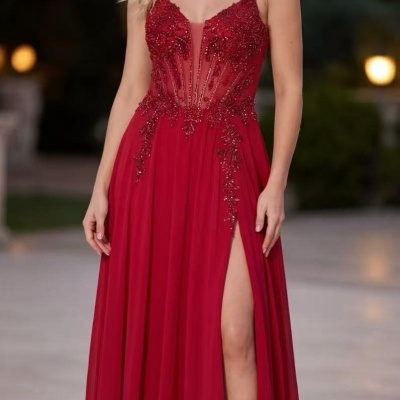 vestido vermelho longo de cerimónia com bordados e racha lateral