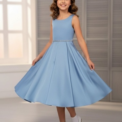 Menina com vestido azul claro sem mangas e saia rodada em ambiente interior