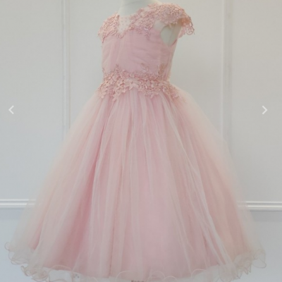 Vestido infantil rosa em renda e tule num manequim branco