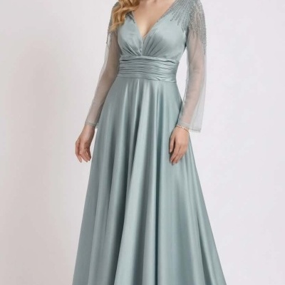 Vestido comprido feminino azul claro com decote em V e mangas transparentes com pedraria