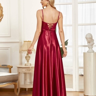 Vestido comprido de raso vermelho com costas abertas e cordão entrelaçado