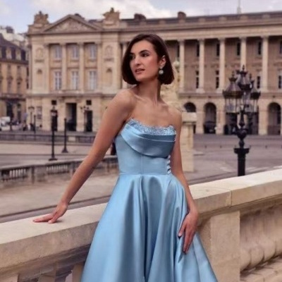 Vestido azul claro acetinado com corpete e saia rodada