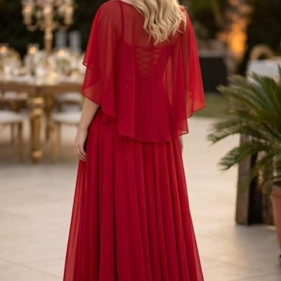 Vestido longo vermelho com manto transparente e laçada nas costas visto de trás