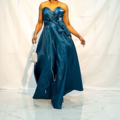 Vestido longo azul petróleo acetinado com laço e decote coração