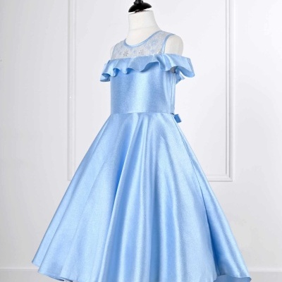 Vestido azul claro de criança com saia rodada e tule decorado