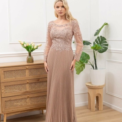 Vestido longo rosa claro com detalhes bordados e saia plissada