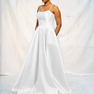 Vestido comprido branco acetinado com alças finas e saia ampla