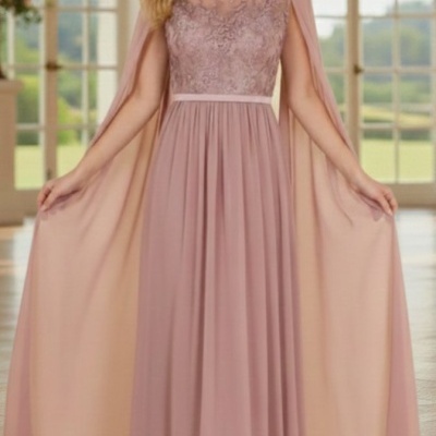 Vestido longo rosa claro com renda e capa, modelo sorrindo em interiores com janelas