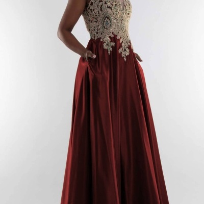 Vestido longo vermelho com corpete bordado dourado e azul fascina