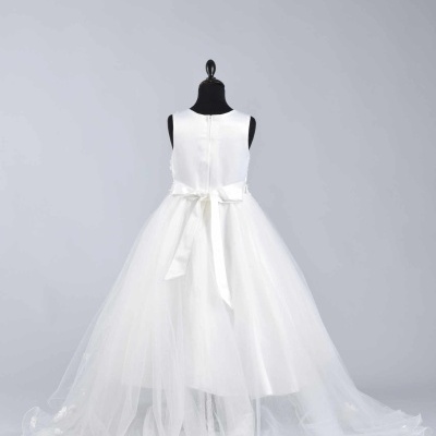 Vestido branco de festa para criança com saia volumosa de tule e laço de cetim