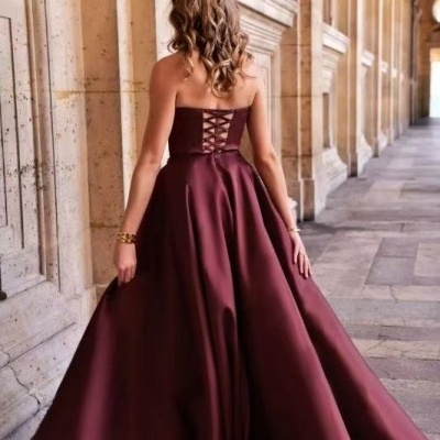 Vestido longo vinho sem alças com fecho cruzado e saia ampla