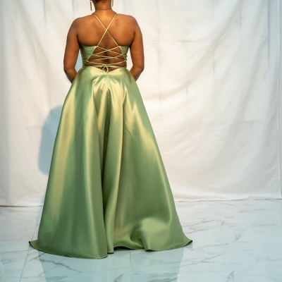 Vestido longo verde acetinado com tiras cruzadas nas costas