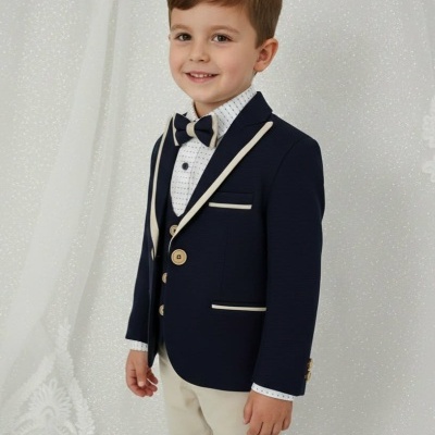 menino vestido com fato formal azul e creme