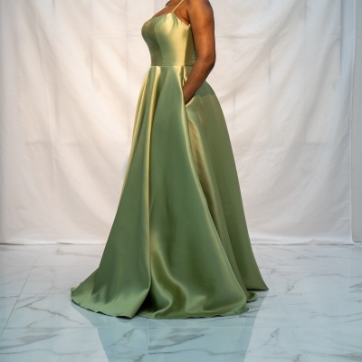 Vestido longo verde oliva acetinado com alças finas e bolsos