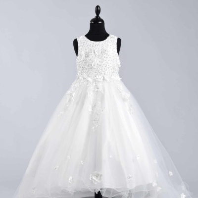 Vestido branco de cerimónia infantil em manequim preto