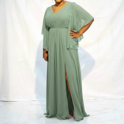 Vestido comprido verde claro com mangas fluídas e fenda lateral