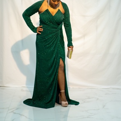 Vestido verde brilhante comprido com abertura lateral e mangas compridas