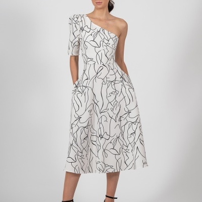 Vestido branco midi com padrão abstrato de linhas pretas e um ombro à mostra