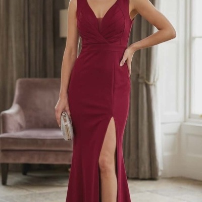 Vestido longo borgonha com decote em V e racha lateral