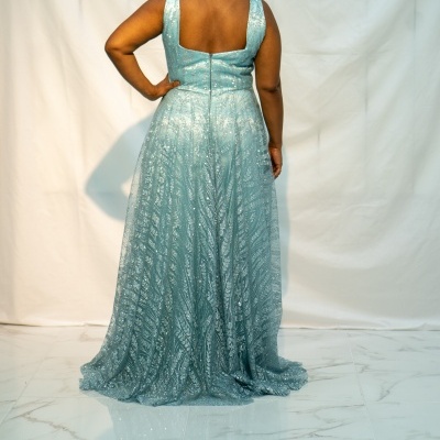 Vestido longo azul claro com padrão brilhante em folhas visto de costas