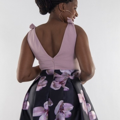 Vestido feminino rosa e preto com padrão floral e decote em V nas costas