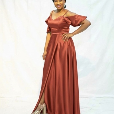 Vestido comprido laranja queimado acetinado com alças finas e mangas babado