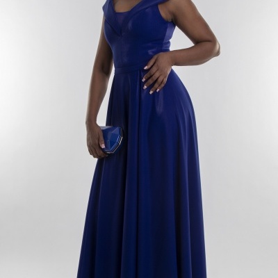 Mulher a vestir vestido longo azul royal com mala azul em fundo branco