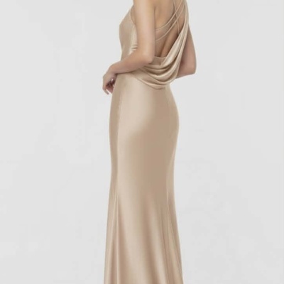 Vestido longo bege acetinado com costas abertas e alças finas cruzadas