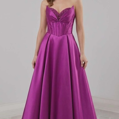 Vestido longo fúcsia cetim com corpete estruturado e detalhes em renda com brilho