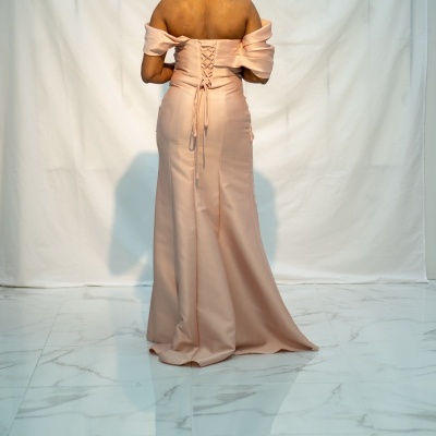 Vestido longo cor de rosa claro vira costas, com mangas ombro a ombro e detalhe de cordão entrelaçado nas costas.