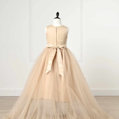 Vestido comprido bege para menina com saia ampla em tule e fita na cintura