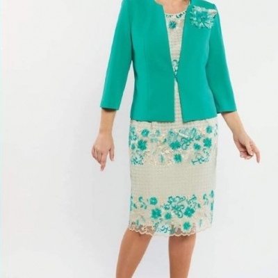 Conjunto feminino TESORO com vestido bege de renda e flores turquesa e casaco verde com manga 3/4